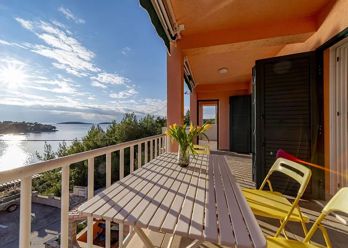 Gorgeous In Karbuni With Wifi Apartment