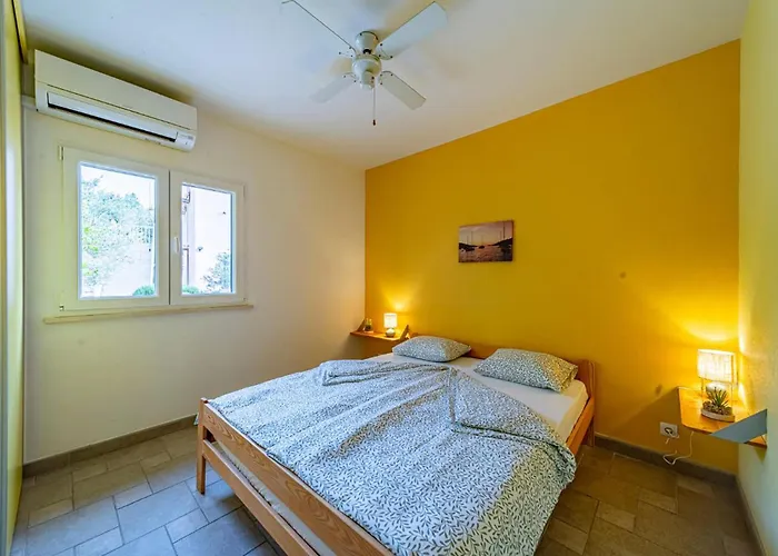 Gorgeous In Karbuni With Wifi Apartment Potirna