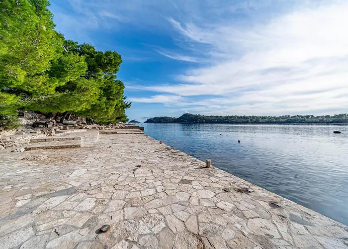 Gorgeous In Karbuni With Wifi Apartment Potirna
