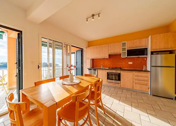 Gorgeous In Karbuni With Wifi Apartment