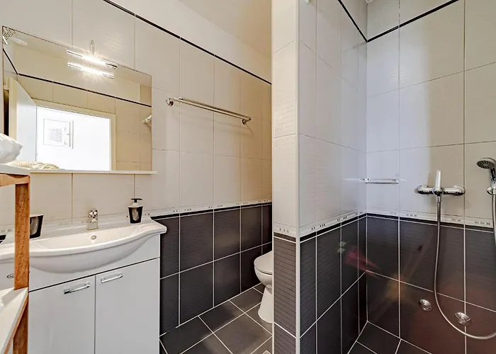 Apartment Gorgeous In Karbuni With Wifi Potirna