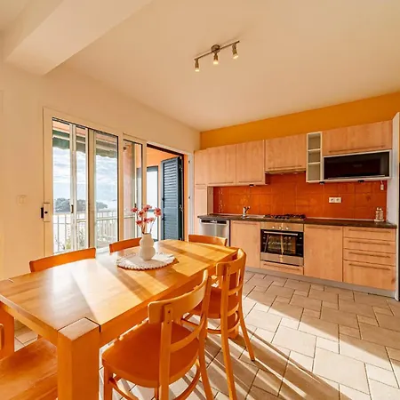 Awesome Apartment In Karbuni With Wifi Апартаменты